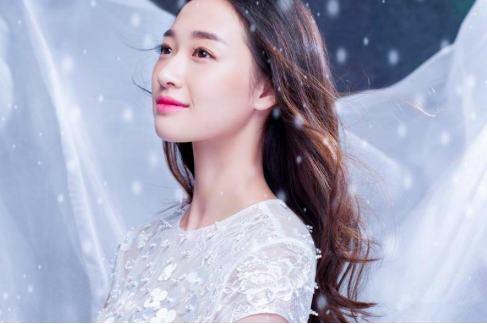 摩羯座女演员的自然美景之旅，探索内心宁静与平和的旅程