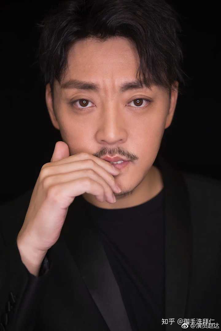 演员寻建建，探寻光芒之路的传奇故事