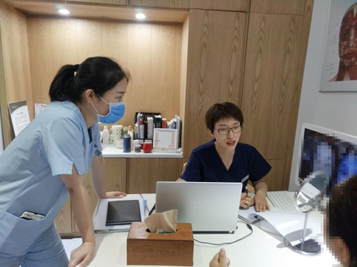 亚亚医生最新动态，变化中的力量与自信成就之源
